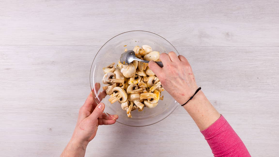 Brochettes de champignons de Paris et de fromage marinées aux épices